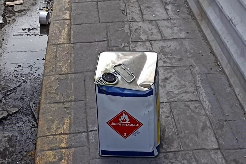 Un contenedor con la leyenda 'líquido inflamable' fue dejado en Colegio Civil y Allende.