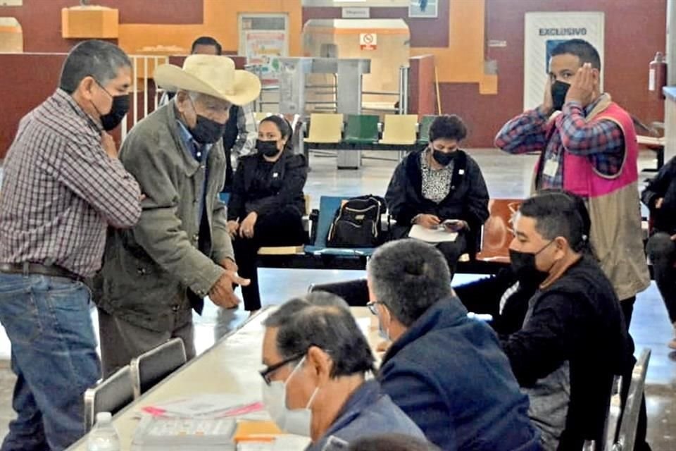 Adultos mayores acudieron a votar en la elección extraordinaria para una senaduría en Tamaulipas. Oposición acusó que Morena los obligó a participar para no poner en riesgo sus pensiones federales.