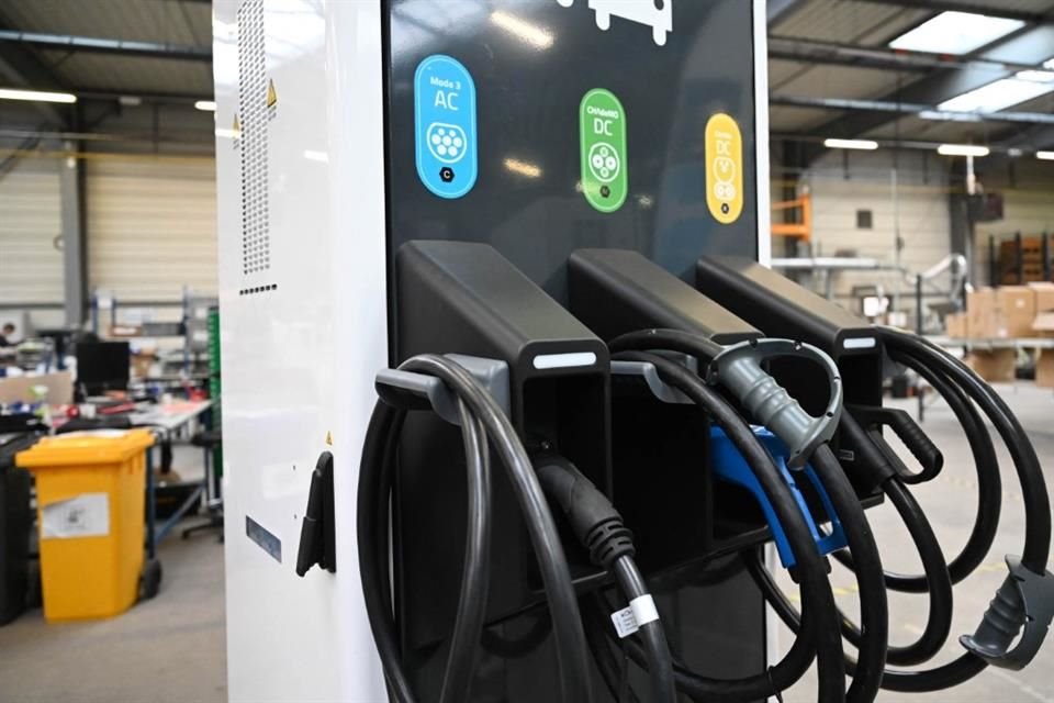 La CRE informó que la regulación para impulsar la electromovilidad estará acompañada de una NOM de cargadores eléctricos.