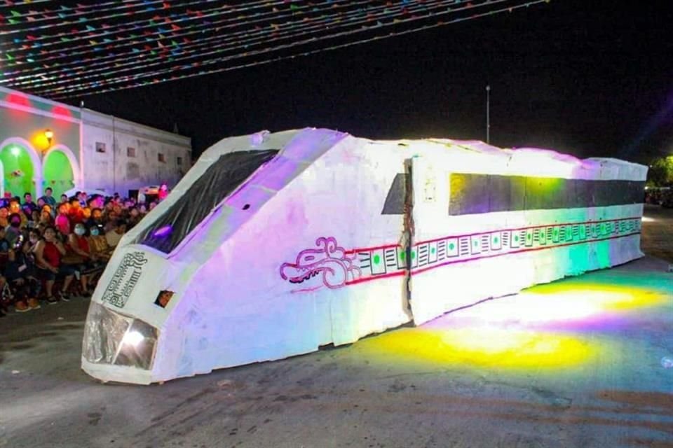 Los habitantes de Hecelchakán, en Campeche, festejaron que en el Carnaval apareció un 'Tren Maya' de cartón.