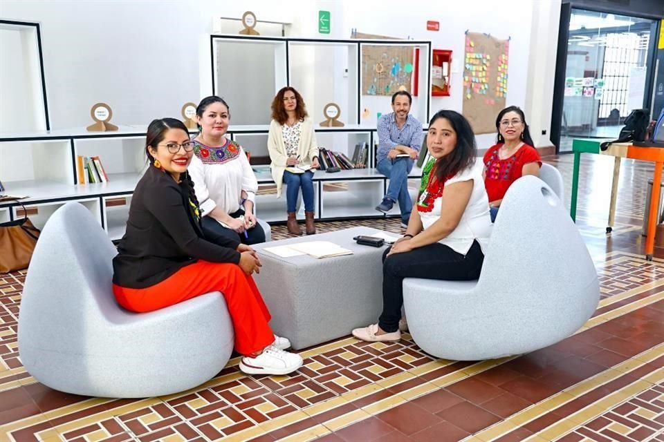 Leticia Sánchez, tzeltal maya (izq. a der.), Dra. Rocío del Carmen Rodríguez, Esther Múzquiz, Juan Carlos Anaya, Refugio Morales, nahua, y Carmen Xutuyma Cariaga.