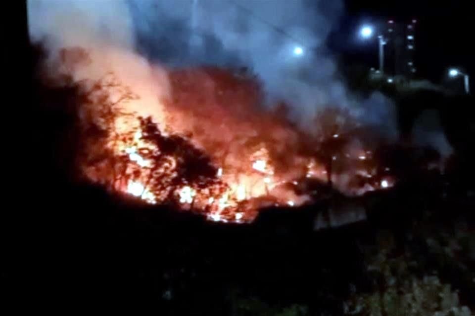 Una cámara de seguridad captó a una persona desatando un incendio en las faldas del Cerro de Las Águilas, en Monterrey.