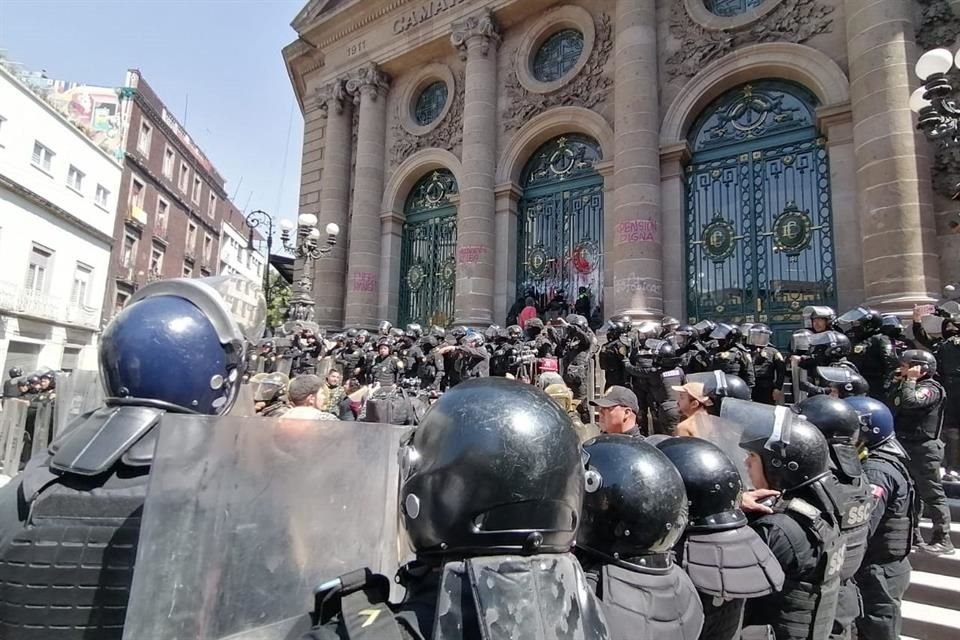 Al lugar arribaron elementos de antimotines, quienes evitan el ingreso de los manifestantes al Congreso local.