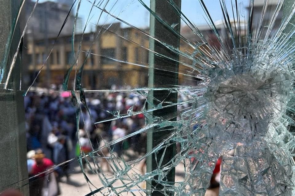 Los colectivos comenzaron a golpear las puertas de la Palacio Legislativo y rompieron los vidrios.