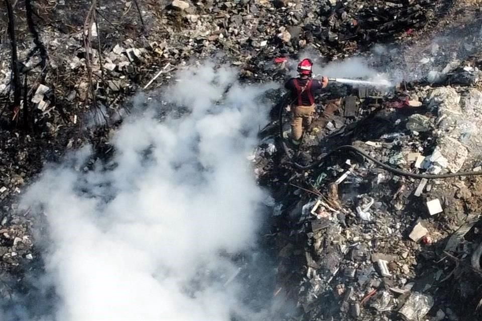 'Hemos estado trabajando para poder abatir este incendio que al final del día también contribuye a la emisión de partículas contaminantes en nuestro aire', señaló Félix Arratia.<br>