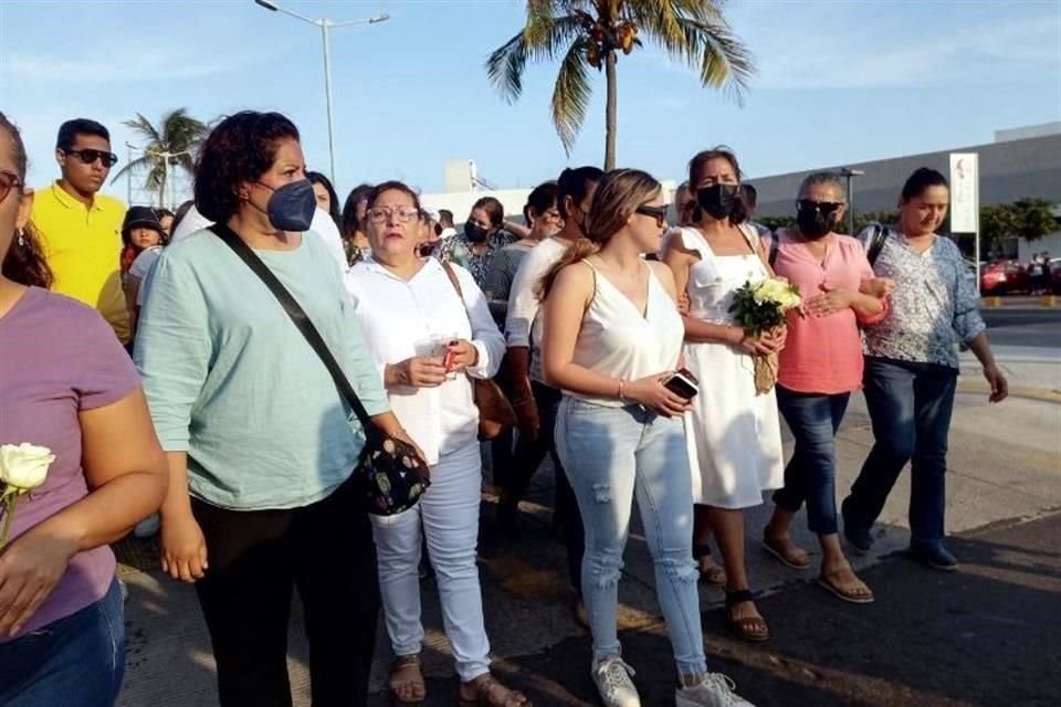 En la marcha participaron familiares de Karina, estudiantes de la UV y maestros.