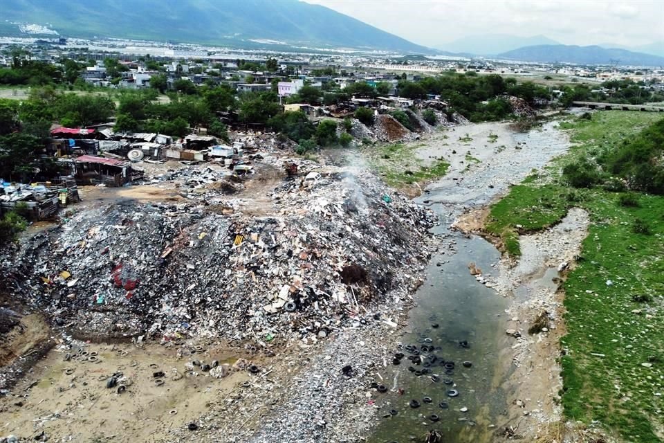 En septiembre pasado el lecho del Río Pesquería había sido 'rellenado' con toneladas de basura recolectada lo que representa un problema ecológico y de seguridad.<br>