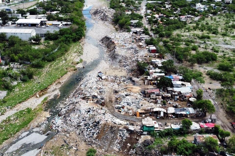 Aunque autoridades estatales y municipales combaten un incendio en un relleno del Río Pesquería, no aprovechan para limpiar el tiradero, al argumentar que se trata de jurisdicción federal.