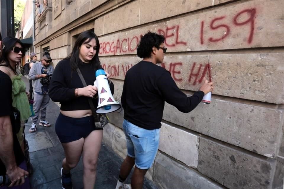 Manifestantes realizaron pintas en las oficinas del PAN del recinto legislativo.