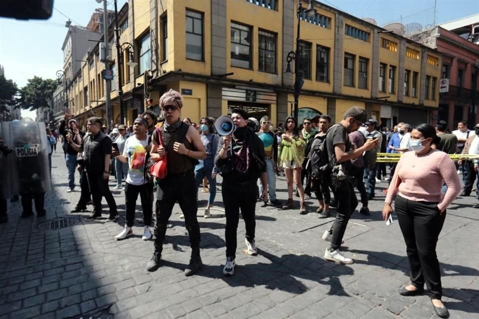 Activistas se manifestaron en el Congreso en contra de la propuesta que prohíbe tratamientos hormonales para menores.