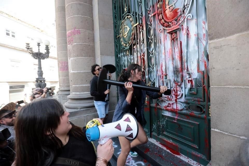 Vidrios del recinto legislativos fueron destruidos durante la protesta, que comenzó a las 11:00 horas.