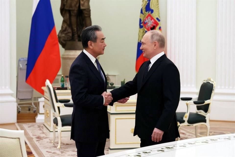 El Presidente ruso, Vladimir Putin, se reúne con el director de la Oficina de la Comisión Central de Asuntos Exteriores de China, Wang Yi.