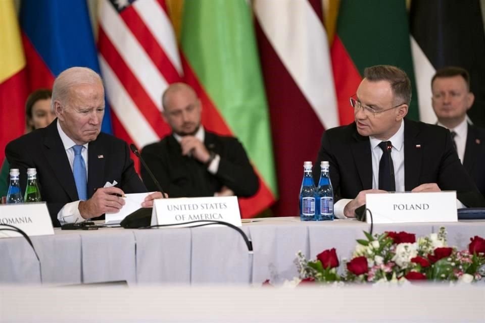 El Presidente Joe Biden escucha a su par polaco, Andrzej Duda, durante una reunión con los líderes de los Nueve de Bucarest, un grupo de nueve países que conforman el flanco este de la OTAN.