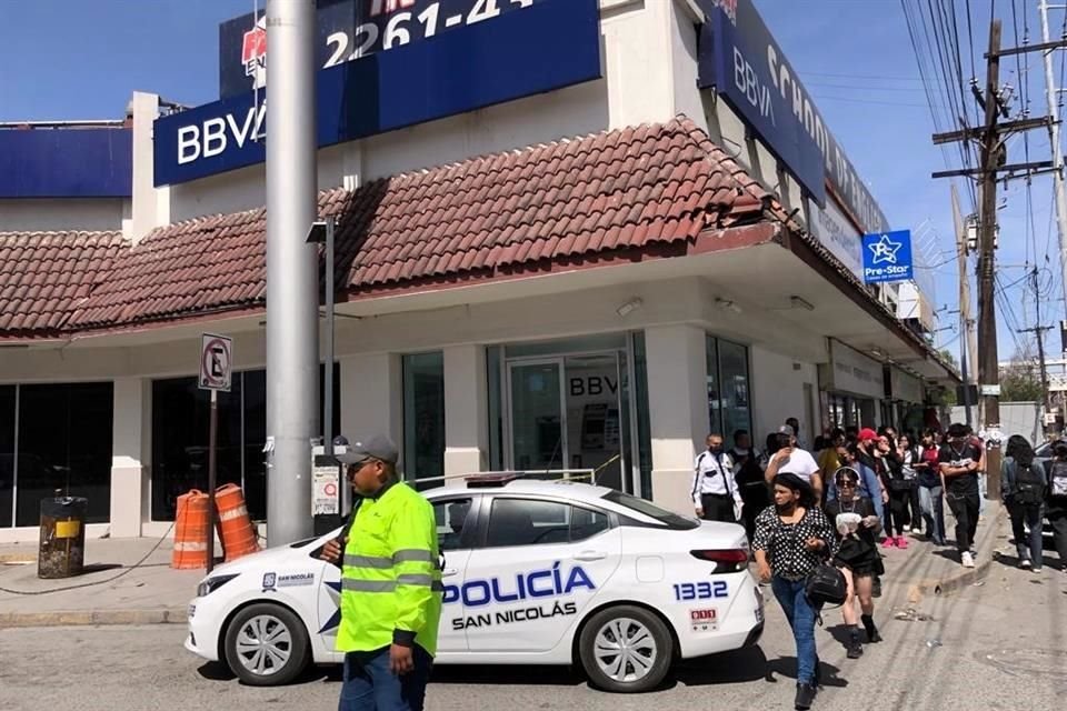 El atraco se cometió alrededor de las 11:50 horas, en la institución ubicada en Universidad y Navarra, en la Colonia Iturbide, aseguró una fuente.