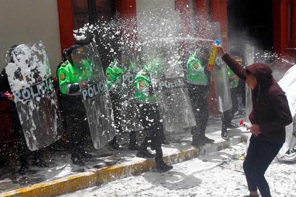 Los policías lanzaron agua y espuma a los manifestantes.