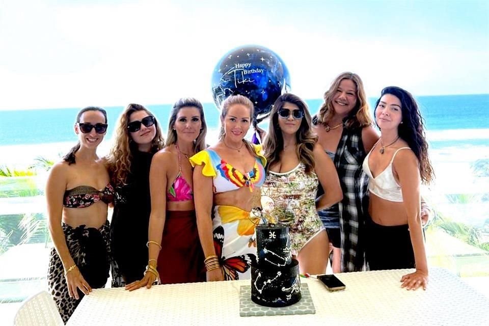 Sofía Garza Zambrano, Lily Pierce, Ana Charur, la festejada, Vanessa García, Blanca Villarreal y Alejandra Elizondo