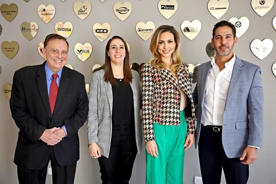 Joaquín Maass Mena (izq. a der.), María Fernanda Salinas, Adriana Franco de Saide y Raúl Saide González.