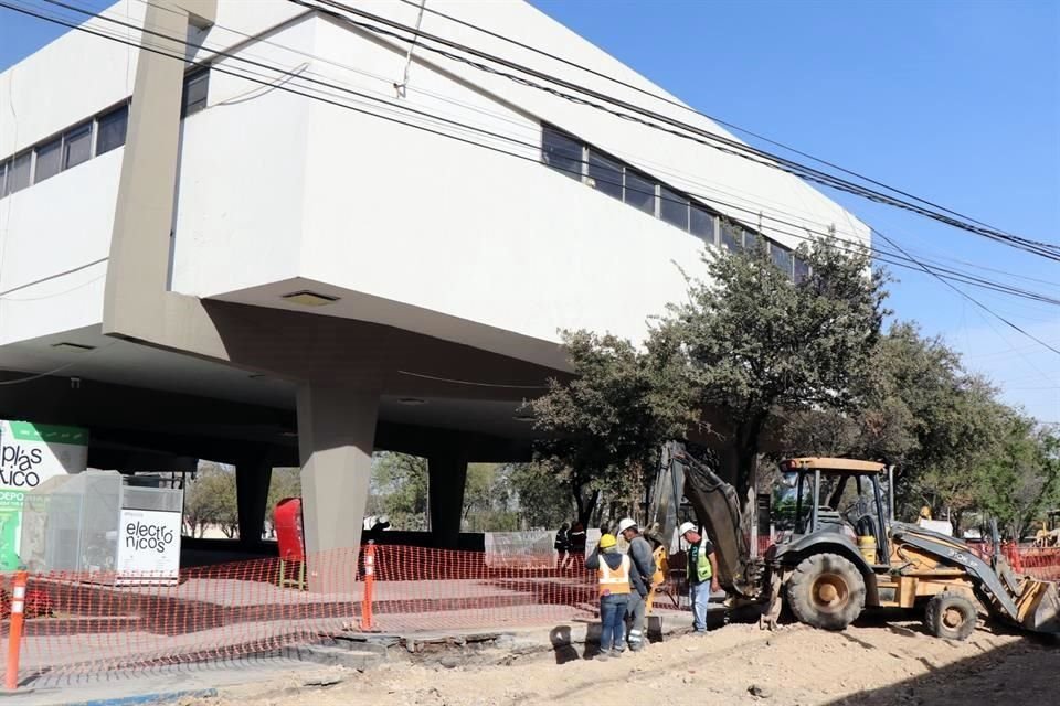 Maquinaria pesada rompió una tubería de gas en la calle Libertad, junto a la Presidencia de San Pedro.