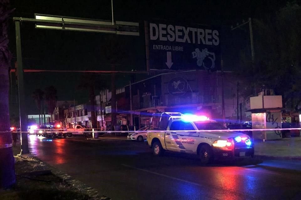 El ataque contra los autos se registró afuera del negocio Desextres Men's Club.
