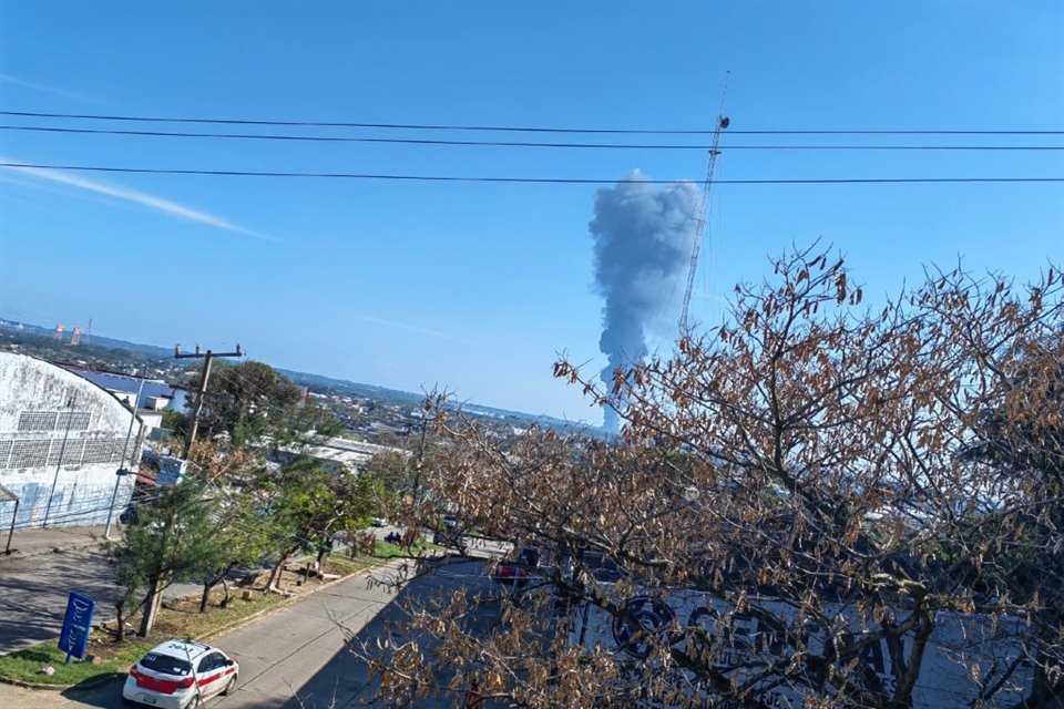 Una explosión en un centro de almacenamiento de Pemex en Veracruz provocó una gran columna de humo negro, sin reportarse lesionados.