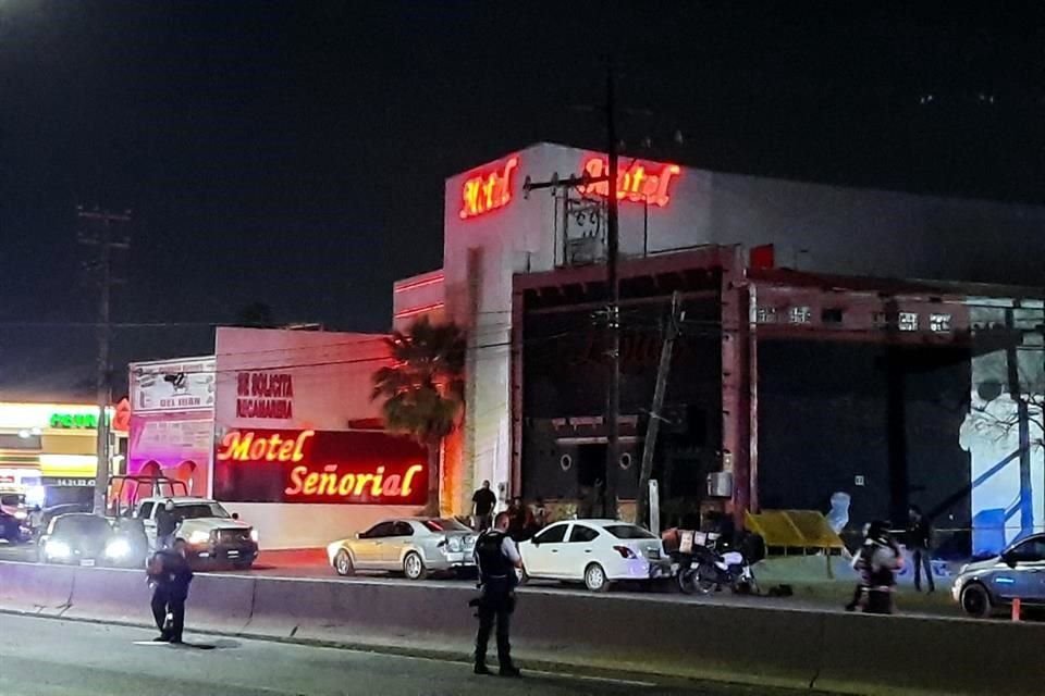 Después del ataque al bar Libido, policías de Monterrey cerraron los carriles al oriente de Prolongación Madero.