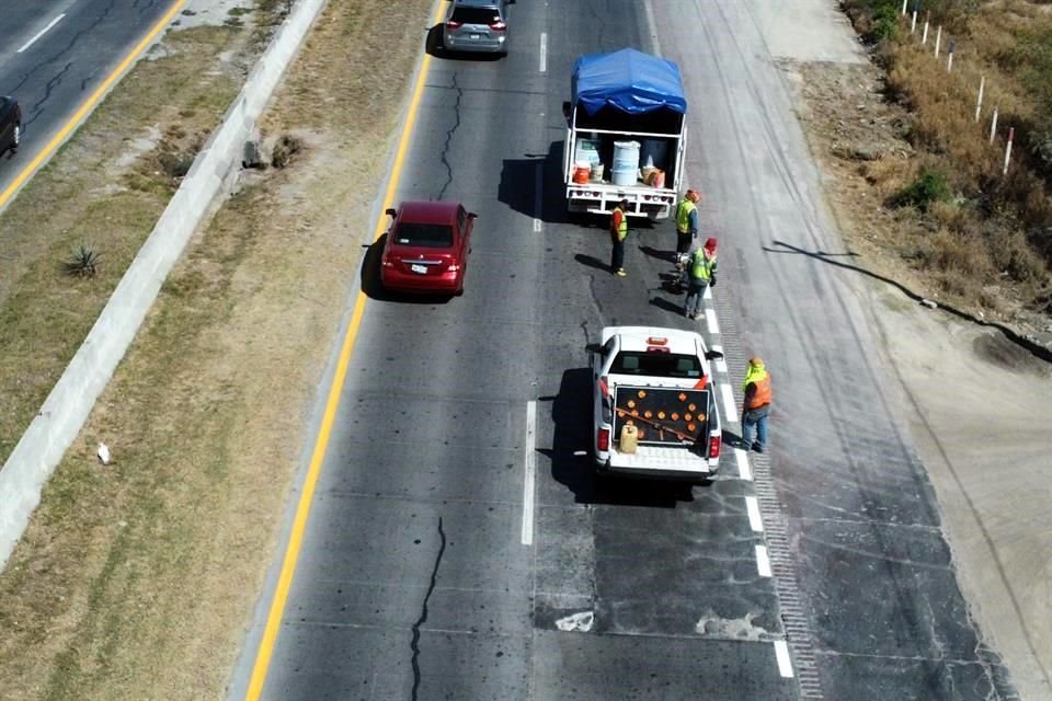 El Sistema de Caminos de Nuevo León sólo pinta rayas sobre baches y grietas en la Autopista al Aeropuerto.