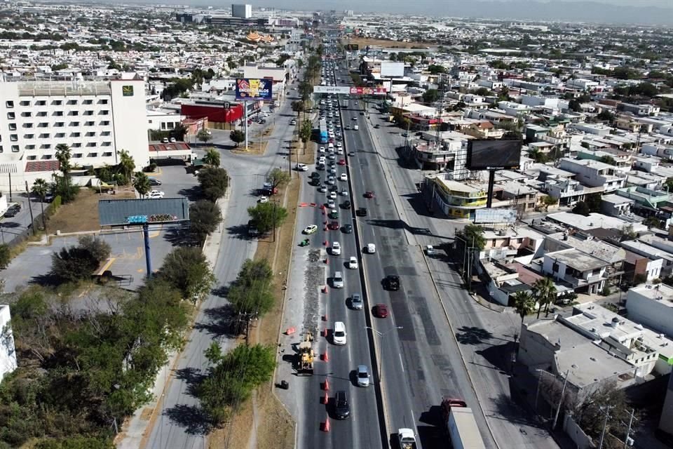 Los Municipios de Guadalupe y Apodaca retiran pavimento para recarpetear en tramos de Miguel Alemán.
