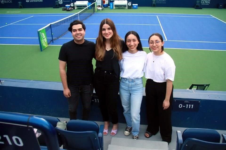 Adrián González, Vanessa Moya, Briana Pecina y Fátima Pecina