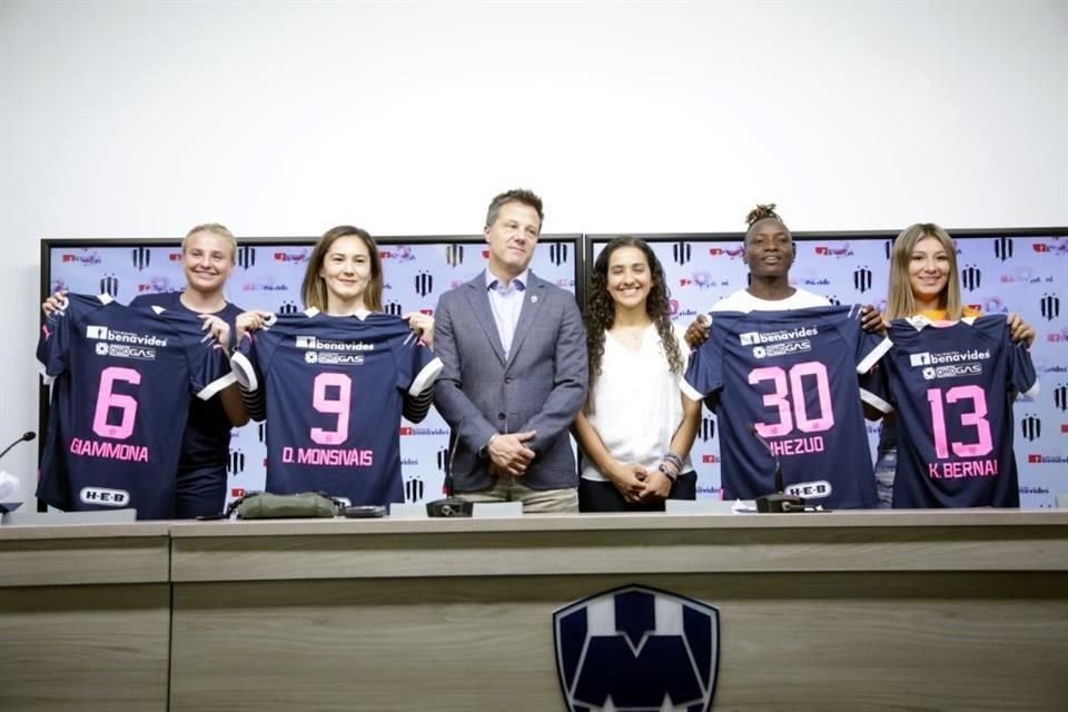 Eva Espejo, entrenadora, junto al presidente 'Tato' Noriega y las refuerzos de Rayados.