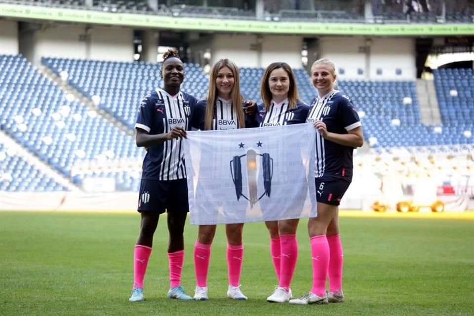 Las jugadoras posan con el escudo de Rayadas.