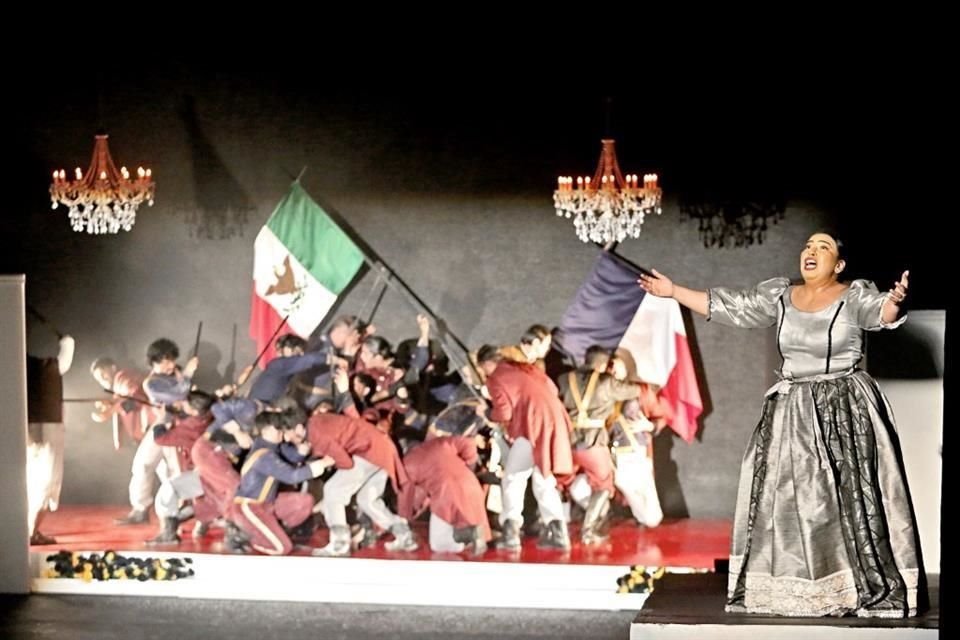La ópera, que narra un amor prohibido durante la batalla entre franceses y mexicanos en 1867, tiene momentos de gran impacto visual.