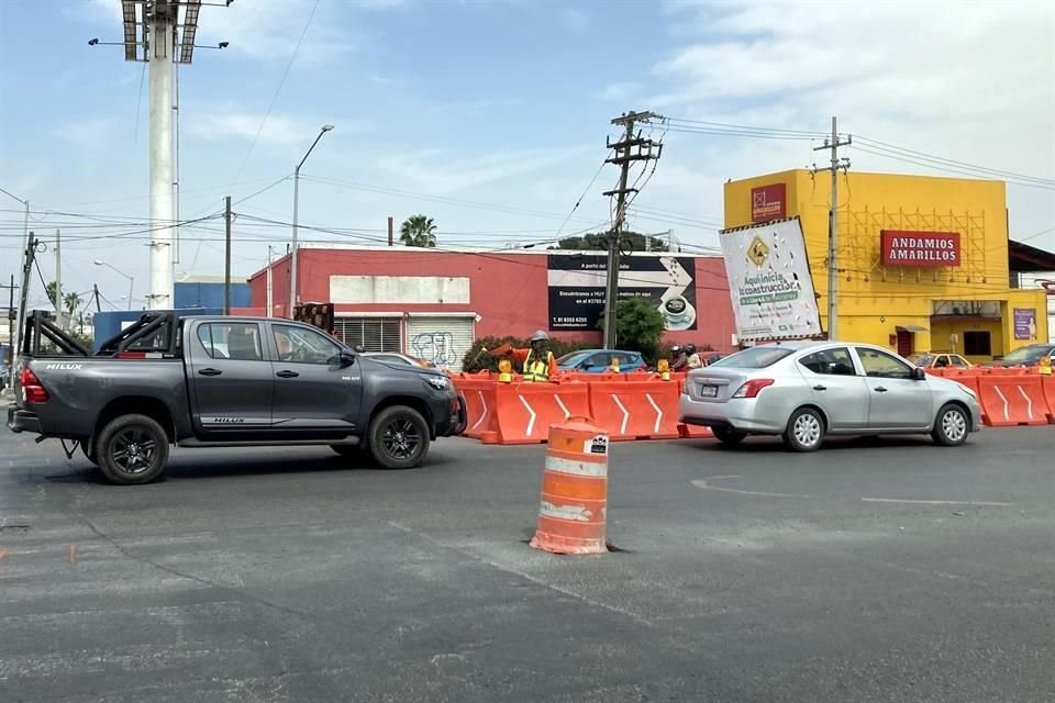 Autoridades mantienen cerrados algunos carriles del área de la Y Griega para iniciar los trabajos de cimentación de la Línea 6 del Metro, en Monterrey.