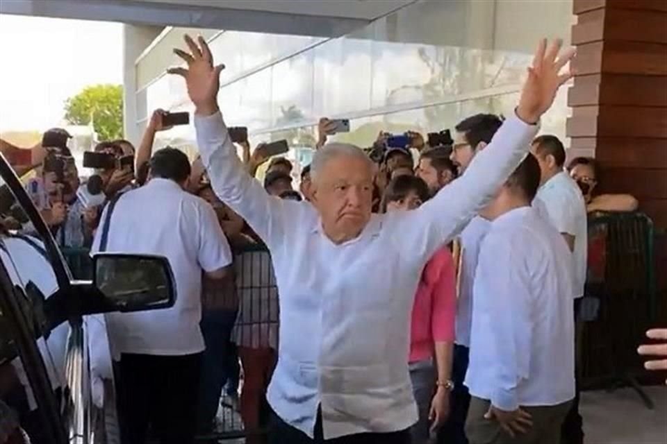 Al salir del hotel donde se hospedó en Chetumal, el Presidente atendió peticiones de ciudadanos y se limitó a responder a la prensa.