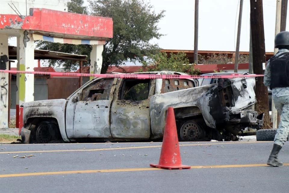 En la caja de la camioneta Chevrolet Silverado con blindaje artesanal, quedaron los cuerpos de los tres hombres calcinados. 