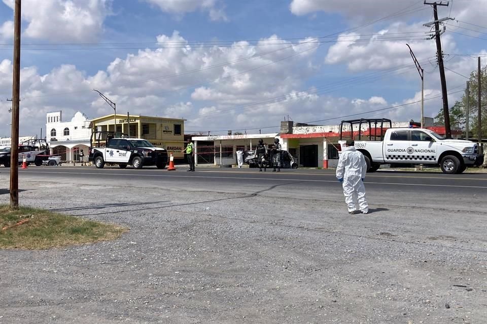 Las autoridades acordonaron el área para realizar la inspección al vehículo incendiado, custodiado por Fuerza Civil y la Guardia Nacional.