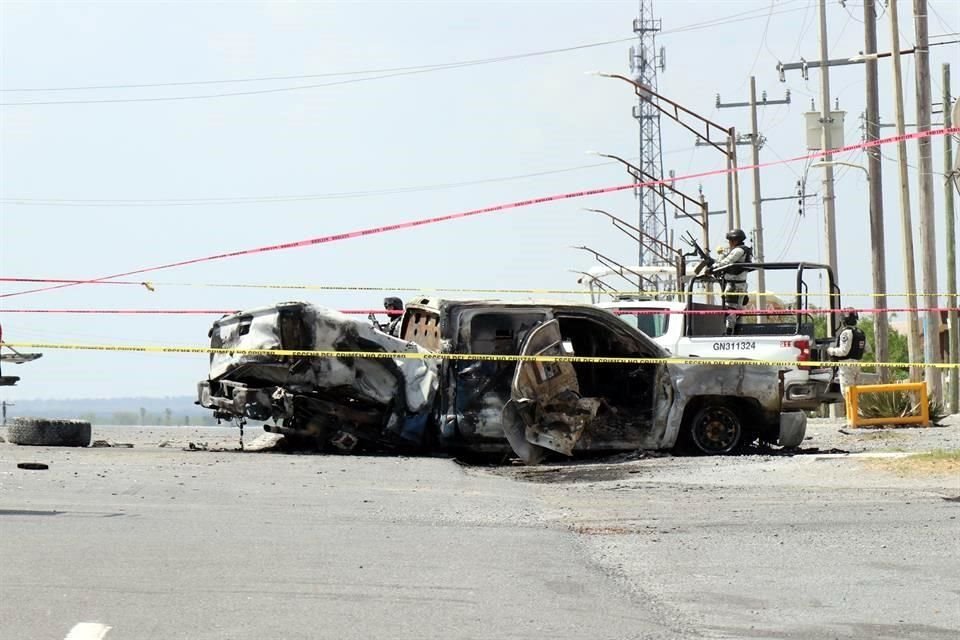 La camioneta incendiada quedó entre uno de los carriles de la carretera y el acotamiento, lo que obligó el cierre de un tramo en uno de los sentidos.