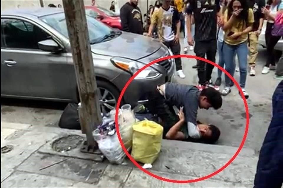 En el video se aprecia que los jóvenes forcejean hasta que uno de ellos cae al pavimento y pierde la conciencia.