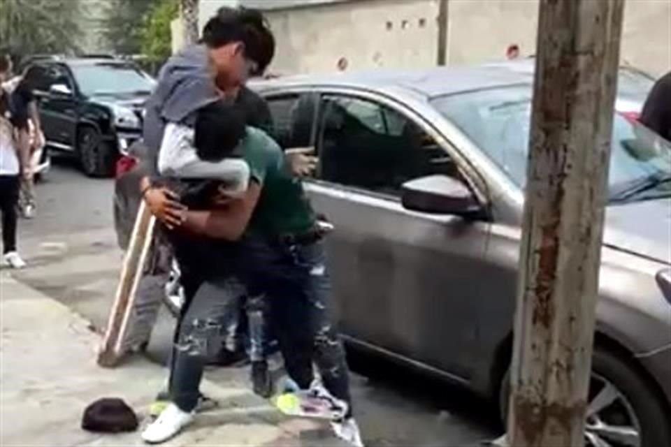 La pelea se desató el viernes al mediodía afuera de la instalaciones del plantel localizado en la Colonia Linda Vista, en Guadalupe.
