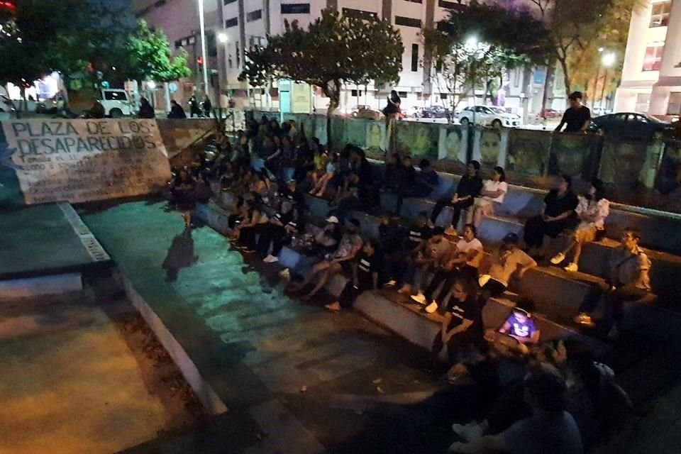 Las personas se reunieron a las 19:00 horas en la Plaza de los Desaparecidos localizada en la calle Washington y Zaragoza, en el centro de Monterrey.