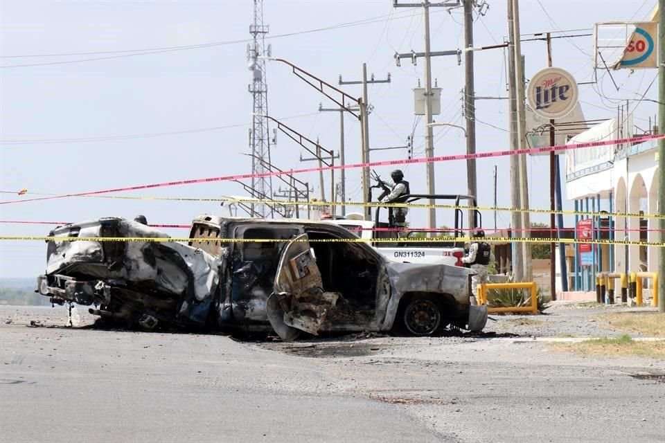 Entre las 3:00 y 5:00 horas los grupos armados se enfrentaron, quedando en el lugar cuatro cuerpos calcinados en una camioneta con blindaje artesanal, que fue consumida por las llamas.