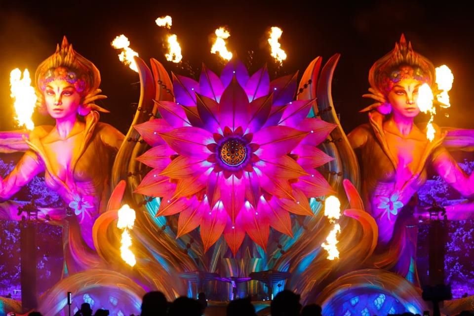 Diseño e iluminación del escenario Kinetic Field del EDC 2023 en el Autódromo Hermanos Rodríguez.