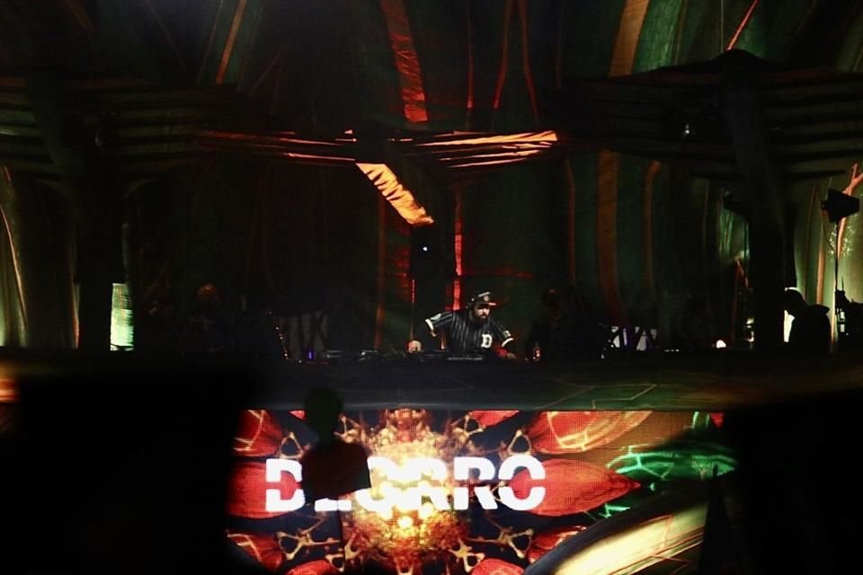 Deorro se encargó, desde su mezcladora, de imponer los ritmos latinos.