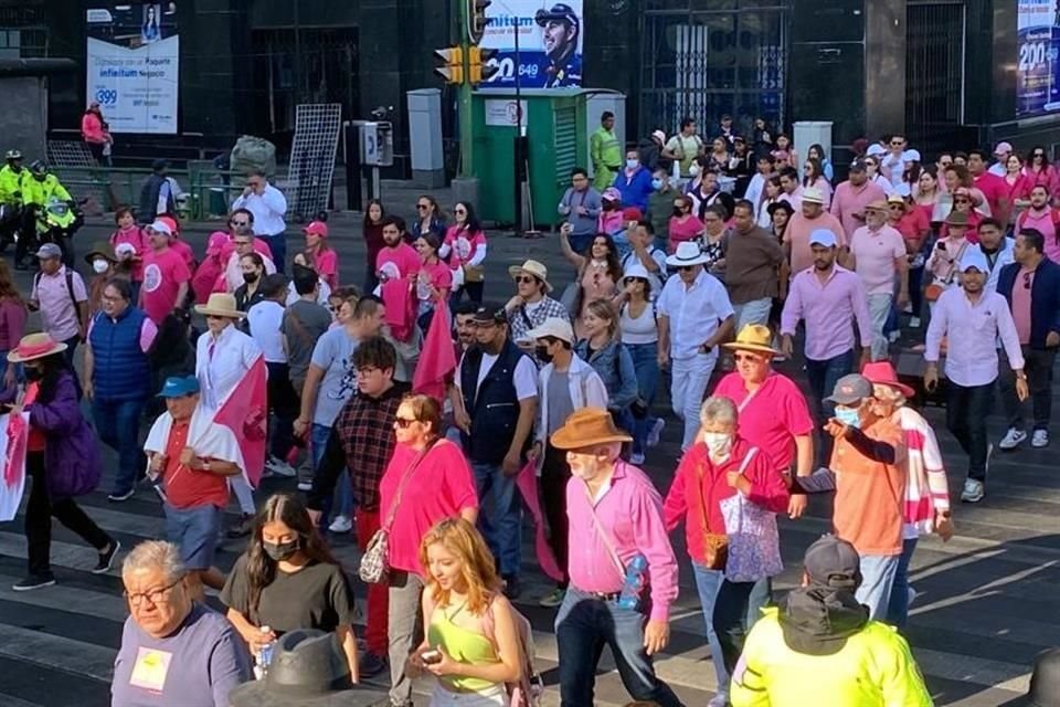 Manifestantes se congregan en la plancha del Zócalo para defender al INE, protestar contra el 'Plan B' de AMLO y respaldar a la Corte.