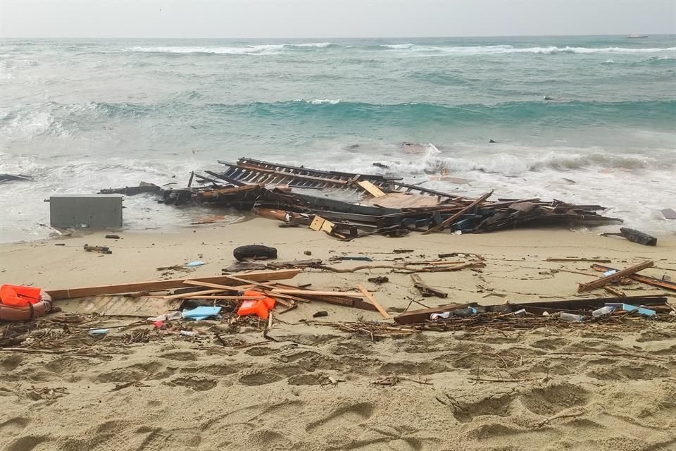 Al menos 60 migrantes murieron tras el naufragio de su embarcación en Italia.