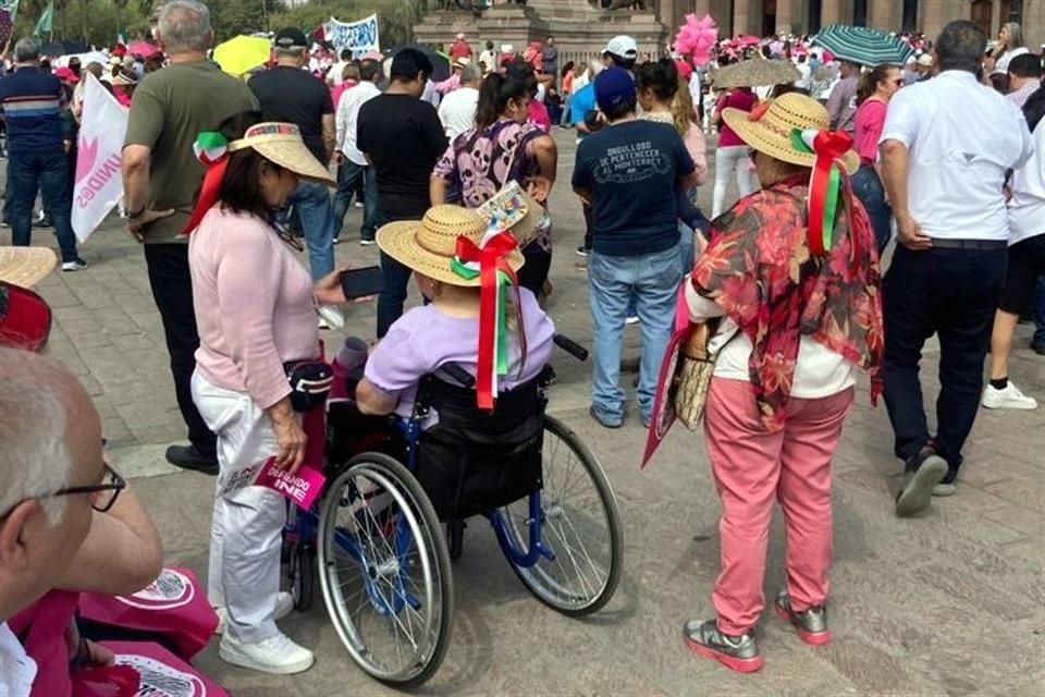 Personas en sillas de ruedas acudieron también al evento.