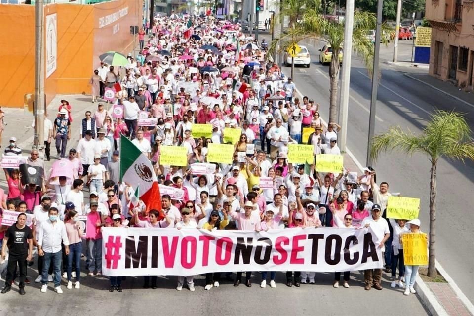 'Defendamos nuestra democracia', '#mivotonosetoca' y '#ELINENOSETOCA', portaron los manifestantes en sus pancartas.