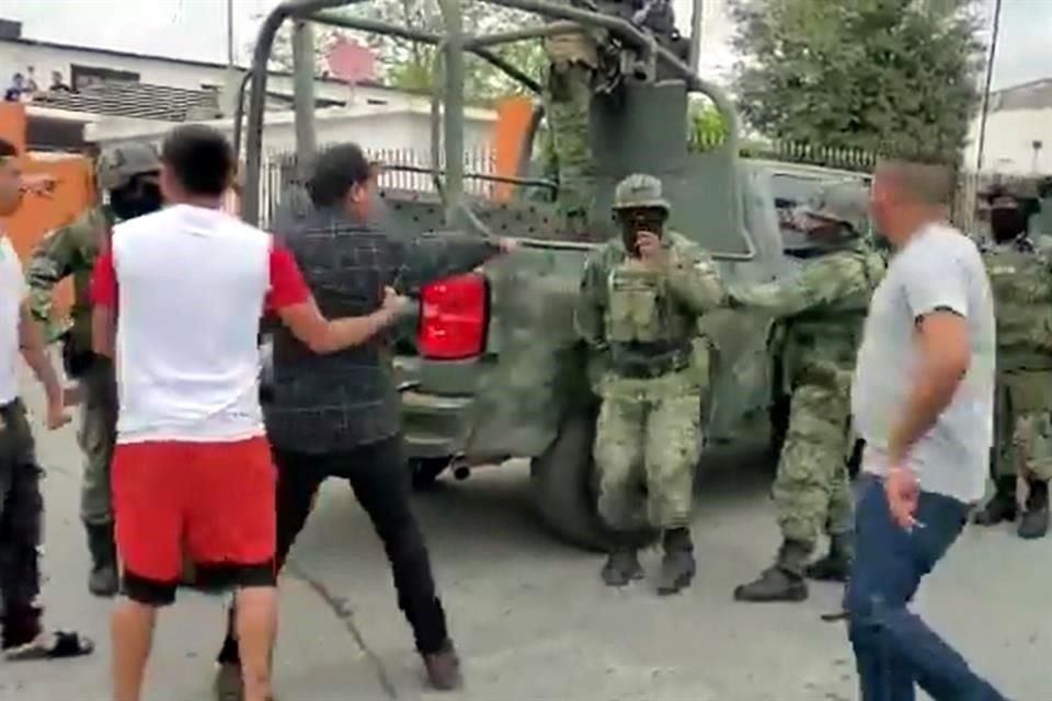 Civiles y elementos del Ejército discutieron tras el abatimiento de los cinco civiles en Nuevo Laredo.