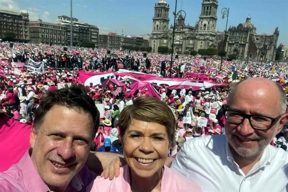 Beatriz Pagés y José Ramón Cossío fueron los oradores de la concentración en el Zócalo. La imagen fue tomada por Fernando Belaunzarán, del Frente Cívico.