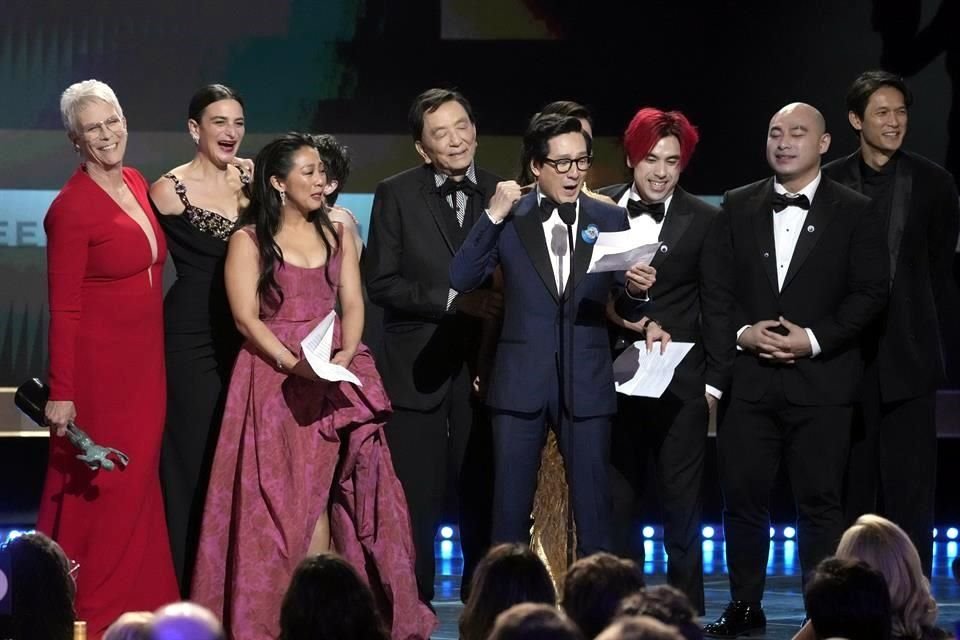 El elenco de 'Todo en Todas Partes al Mismo Tiempo' explotó de emoción al subir al escenario por el máximo galardor.