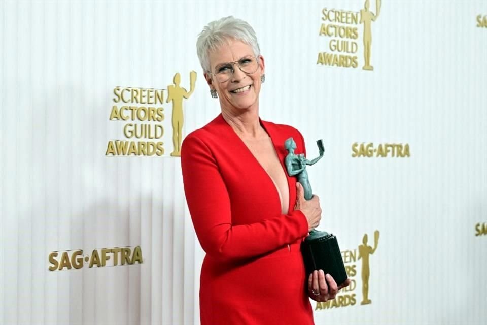 Jamie Lee Curtis nunca dejó de sonreír tras su victoria con 'Todo en Todas Partes al Mismo Tiempo'.